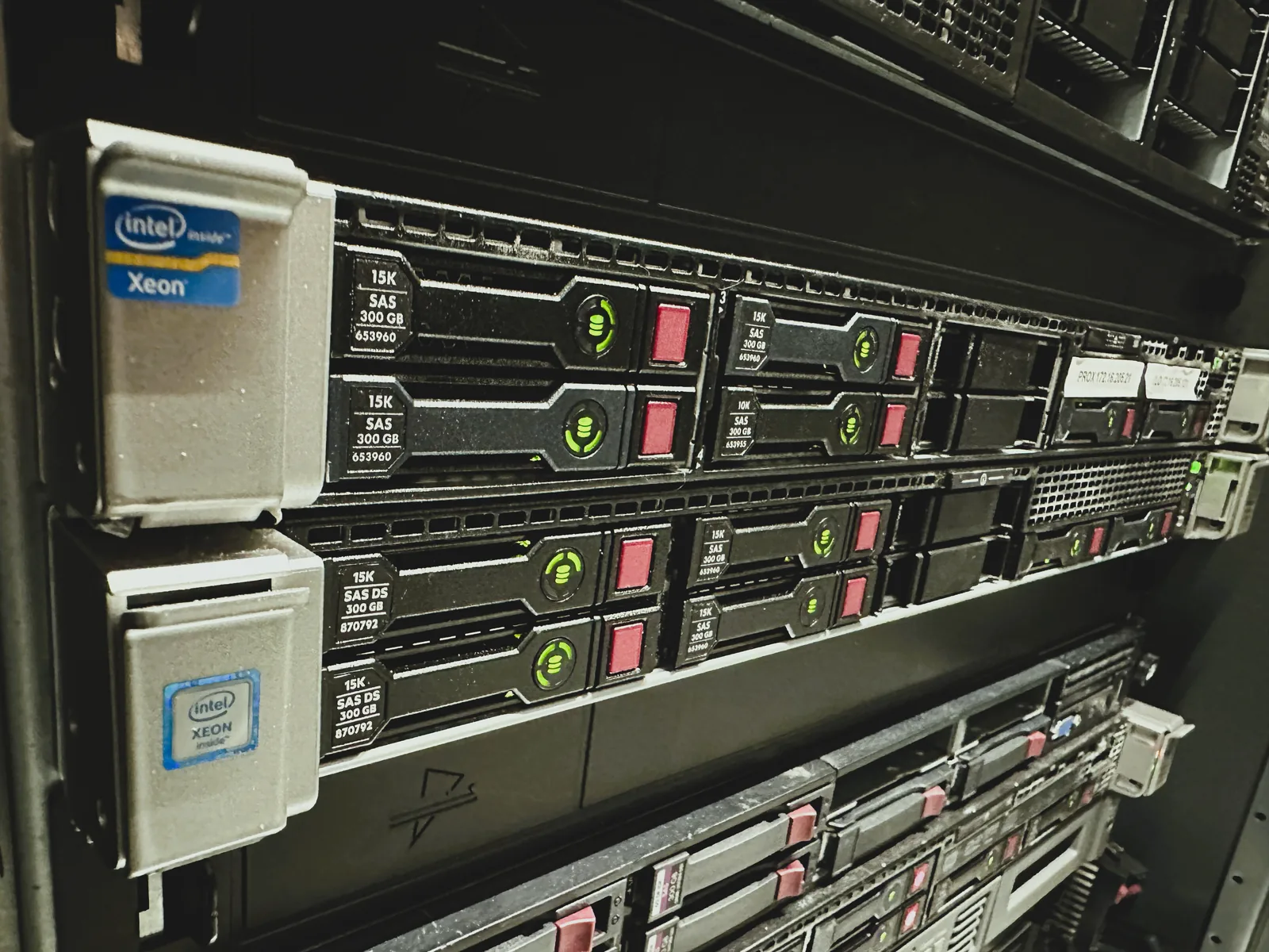 Matériel informatique professionnel : postes, serveurs et réseau